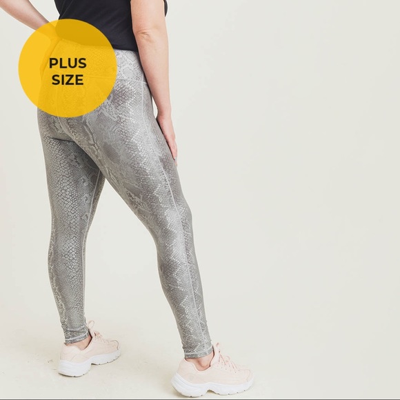 NWT! π₯° Snake Print High Waisted Legging Pants - Picture 7 of 8